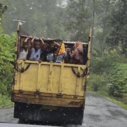 48 Jam Pengungsi Rohingya  Teritahan Diatas  Truk Oleh Pemerintah  Indonesia