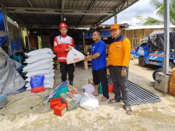 Korban Angin Kencang dan Pohon Tumbang Terima Bantuan