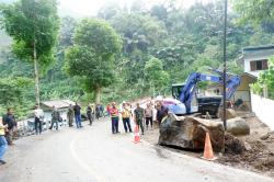 Batu Besar Tutupi Jalan Nasional, Dandim Cianjur Turun Tangan Atasi Longsor Naringgul