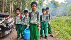 Kisah Inspiratif, Siswa Madrasah di Tasikmalaya Jualan Es untuk Tambahan Uang Sekolah dan Jajan