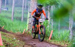 Momen Rider Top Dunia Bernard Kerr Dibuat 'Ampun' Trek Indonesian Downhill 2024 di Kota Batu