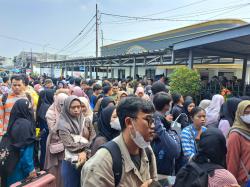 Kecelakaan Truk di Walantaka Serang: KA Lokal Terhambat, Penumpang Numpuk di Stasiun Rangkasbitung!