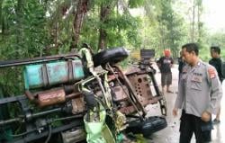 Hujan dan Licin Jadi PIcu Tabrakan Hebat di Panggarangan Lebak, 1 Tewas Terjepit Kabin!