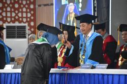 Ratusan Mahasiswa Perguruan Tinggi Zainul Hasan Diwisuda, Diharapkan Tetap Berakhlak di Masyarakat