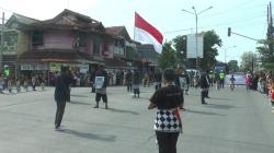 Seniman Cilik dan Pecinta Sepeda Tua Menari Gelar Hening Cipta di Jalan Raya