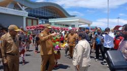 Wamendagri Ribka Haluk Tiba di Nabire, Disambut Meriah dengan Adat Papua