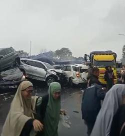 Tabrakan Beruntun di KM 92 Tol Cipularang, Banyak Kendaraan Rusak Berat Hingga Bertumpuk