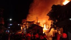 Breaking News: Kebakaran di Belakang Toko Utama Balikpapan, Pemadam Kebakaran Dikerahkan