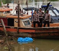 Gemparkan Warga  Polisi Evakuasi Sosok Mayat Tanpa Indetitas ditemukan Terapung di Krueng Aceh