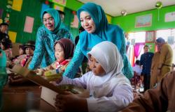 Sukseskan Program Makan Gizi Gratis, Pj Ketua PKK Sulbar Hadiri Simulasi di SMPN 1 Pasangkayu