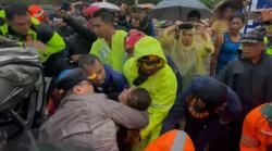 Detik-detik Kapolres Purwakarta AKBP Lilik Ardiansyah Evakuasi Korban Tabrakan di Tol Cipularang