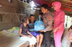 Polres Malang Distribusikan Ratusan Paket Sembako untuk Keluarga Kurang Mampu