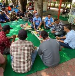 Paslon Bagus Ngopi Hingga Sarapan Bareng Komunitas Bentor di Alun - alun Bondowoso