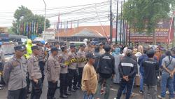 Ratusan Massa Demo di KPU Kabupaten Pekalongan