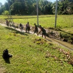 Anggota Koramil 18 Tripa Pidie Jaya Gelar Giat Gotong Royong dengan Warga Desa Binaan