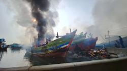 12 Kapal Terbakar di Pelabuhan Perikanan Pekalongan, Polda Jateng Kerahkan 6 Unit Damkar