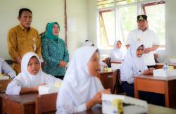 Pj Bahtiar Lakukan Uji Coba Makan Bergizi di MTS Ako Pasangkayu