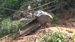 Tebing Setinggi 20 Meter di Kadudampit Longsor Timbun Kendaraan