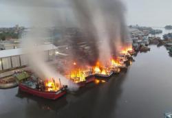 12 Kapal Terbakar di Pelabuhan Pekalongan, Mobil Damkar dan Water Cannon Dikerahkan