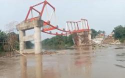 Diterjang Banjir Sungai Bengawan Solo, Proyek Pembangunan Jembatan Butuh Sragen Ambrol