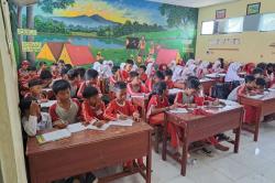 Kekurangan Ruang Kelas, Siswa SDN di Lebak Terpaksa Belajar Berdesakan