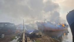 Belasan Kapal di Pelabuhan Perikanan Nusantara Kota Pekalongan Terbakar