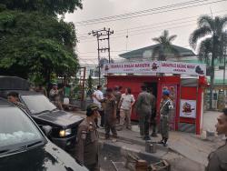 Langgar Perda, Satpol PP Tertibkan Warung Kontainer di Depan RS Muhammadiyah Palembang