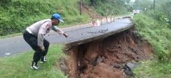 Jalan Penghubung Sadang ke Karangsambung Alami Ambles