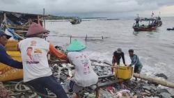 Tanpa Dermaga, Potret Melelahkan Nelayan Labuan Angkut Hasil Tangkapan ke Daratan