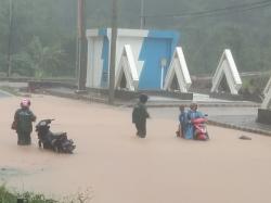 Banjir di Depan RSUD Cilograng Lumpuhkan Lalin, Camat Desak Adanya Perbaikan Drainase