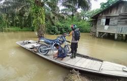 Polisi Ukui Seberangi Sungai Sampaikan Pesan Pilkada Damai ke Desa Terpencil