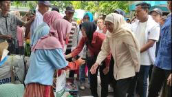 Blusukan di Pasar Gresik, Khofifah Ajak Pedagang Melek Teknologi Digital