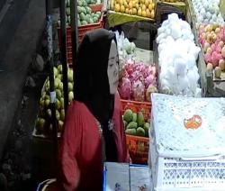 Terekam CCTV,  Seorang Emak-emak di Bondowoso  Curi Satu Boks Buah Anggur