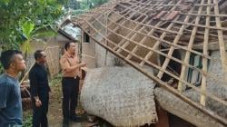 Akibat Intensitas Hujan Tinggi, Rumah Seorang Janda Warga Desa Cigawir Garut Rubuh