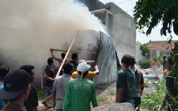 Kebakaran Gudang Toko Listrik di Gatak, Cepat Padam Berkat Gotong Royong Warga