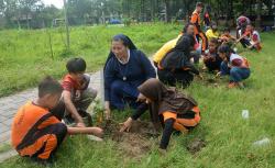 Peduli Lingkungan, Suster Ajak Puluhan Siswa SD Menanam Ratusan Bibit Buah-buahan di Meteseh