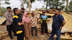 Rumah Janda Lansia di Desa Cigawir Rubuh, Anggota DPRD Garut Berikan Santunan