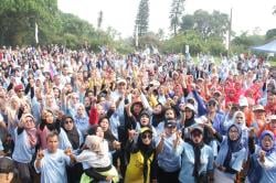 Cabup Bogor Rudy Susmanto Senam Bareng Ribuan Emak-emak di Tamansari