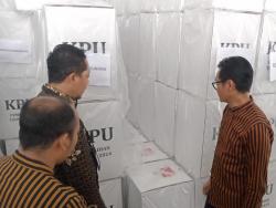 Pj Bupati Tulungagung Tinjau Kesiapan Logistik di Gudang KPU