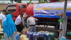 INH dan Yayasan Ada orang baik Distribusikan Ribuan Liter Air Bersih di Pemalang