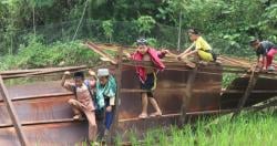 Jembatan Ambruk, Siswa Nekat Uji Nyali Terabas Sungai di Lebak!