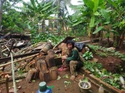 Tragis! Rumah Reyot di Waykrui Roboh Diterjang Angin Kencang, Pemilik Kehilangan Segalanya