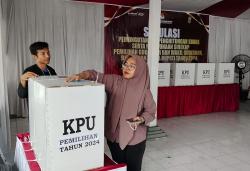 KPU Grobogan Gelar Simulasi, Pemilih di TPS 06 Monggot Geyer Antusias Gunakan Hak Pilih