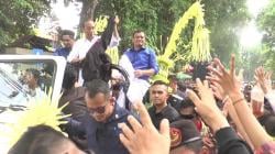 Ribuan  Pendukung Cagub Jateng 02 Berebut Kaos dari Jokowi dan Ahmad Luthfi