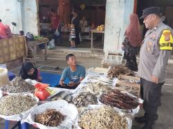 Polsek Rambah Gelar Sambang di Pasar GOR Desa Koto Tinggi, Pantau Ketersediaan Sembako