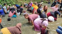 Inisiatif Kelompok Relawan, Peran Hudang dan Lingsanggeni dalam Tradisi Ngobeng Balong