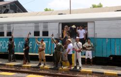 Mengenang Kereta Api Terakhir Surabaya, KAI Daop 8 Gelar Teatrikal di Stasiun Gubeng