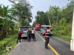 Polisi Bantu Derek Mobil Warga Mogok di Jalinsum Way Kanan saat gelar Patroli KYRD