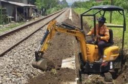 KAI Daop 9 Lakukan Normalisasi Jalur Kereta Api