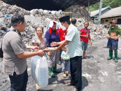 Peringati Hari Orang Miskin Sedunia, Gereja Bongsari Berbagi Makanan